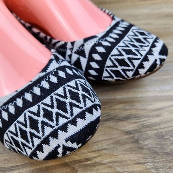 🔹️NWT Lucky Black & Cream Tribal Aztec "Echo 2" Laced Ballet Flats Size 8 - Picture 8 of 12